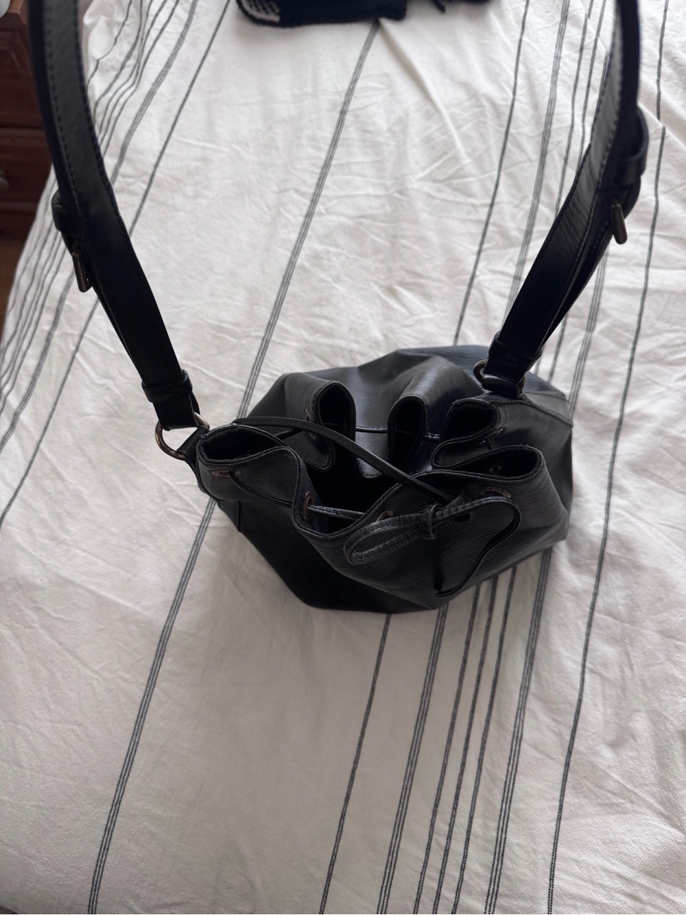 Vintage Louis Vuitton Noé Bucket Bag in black leather with gold hardware - Picture 7 of 7